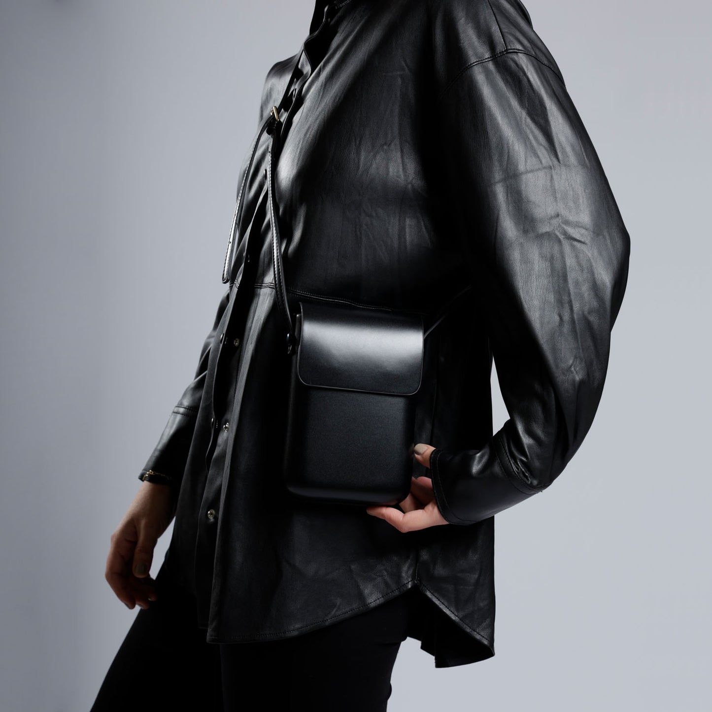 Magnet closure faux leather cross bag
