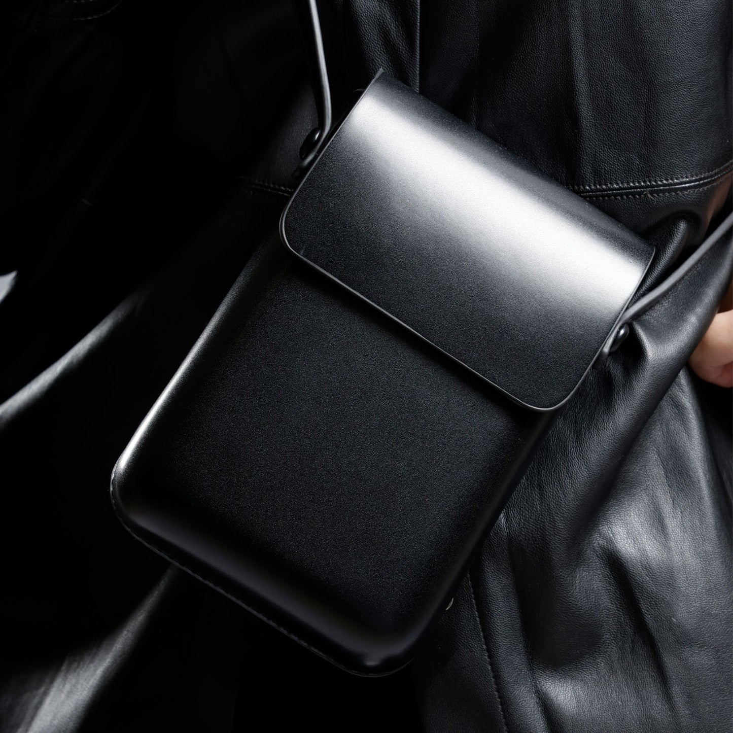Magnet closure faux leather cross bag