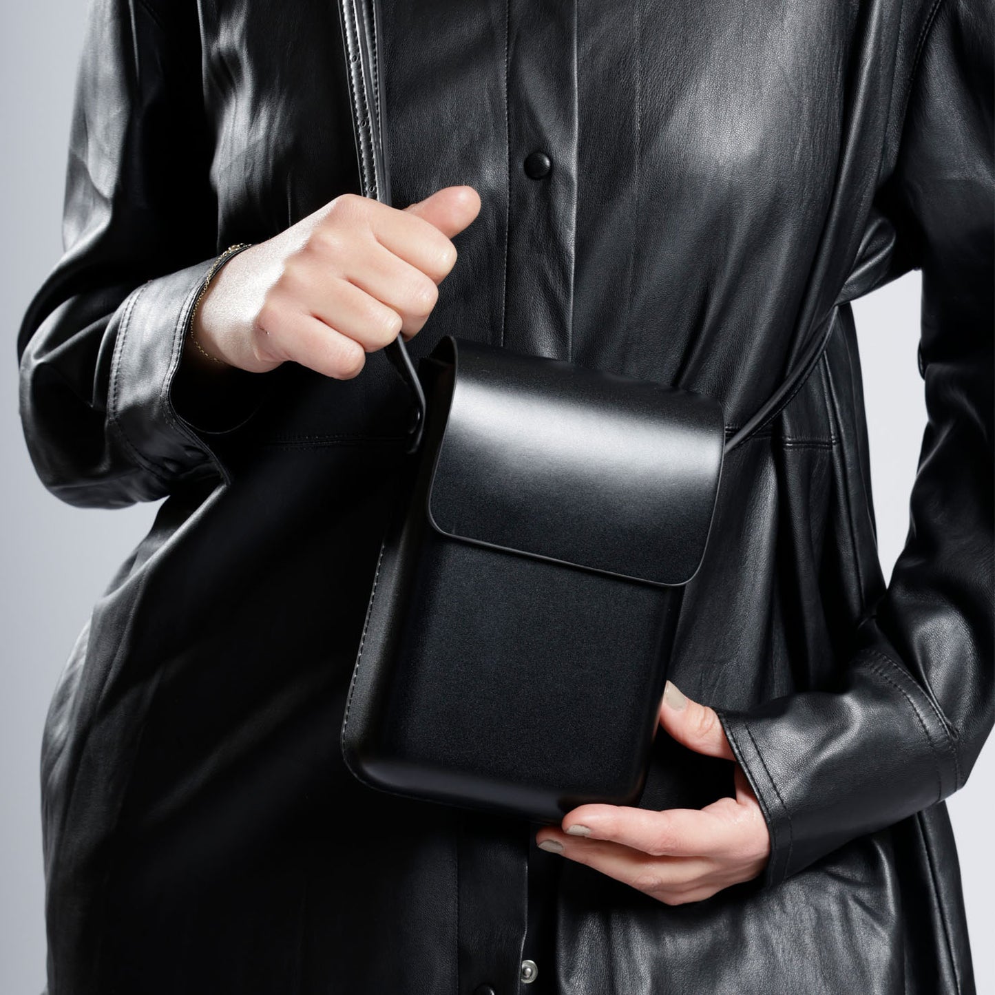 Magnet closure faux leather cross bag